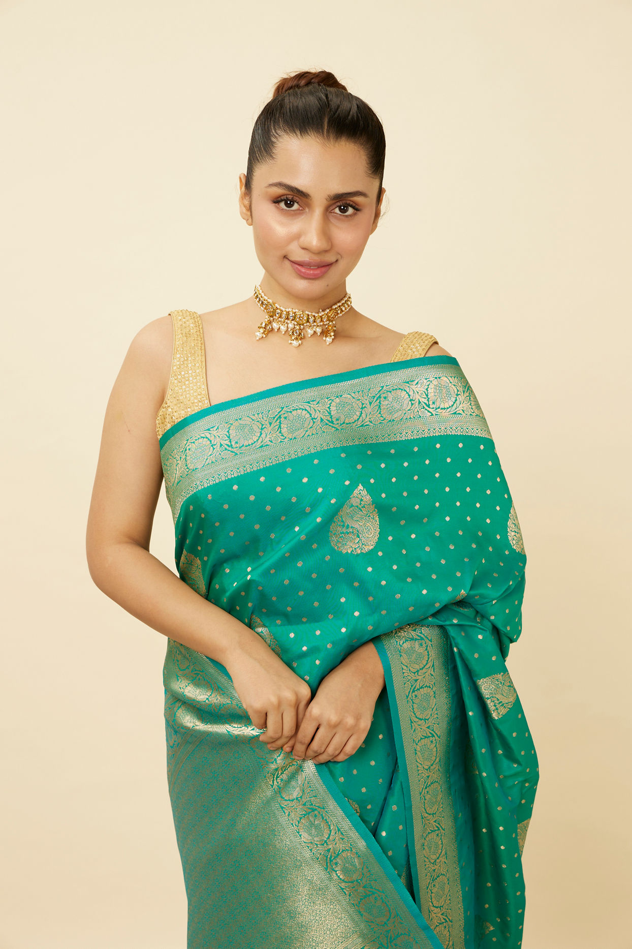 alt message - Mohey Women Turquoise Green Saree with Peacock Patterns image number 1